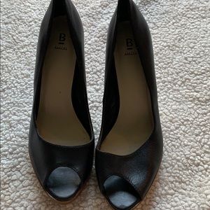 Black and wood grain peep toe bakers heels size 8.5